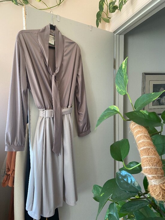Leslie Belle Dresses & Skirts - Vintage Leslie Belle Tie Neck Dress – Made in Canada
